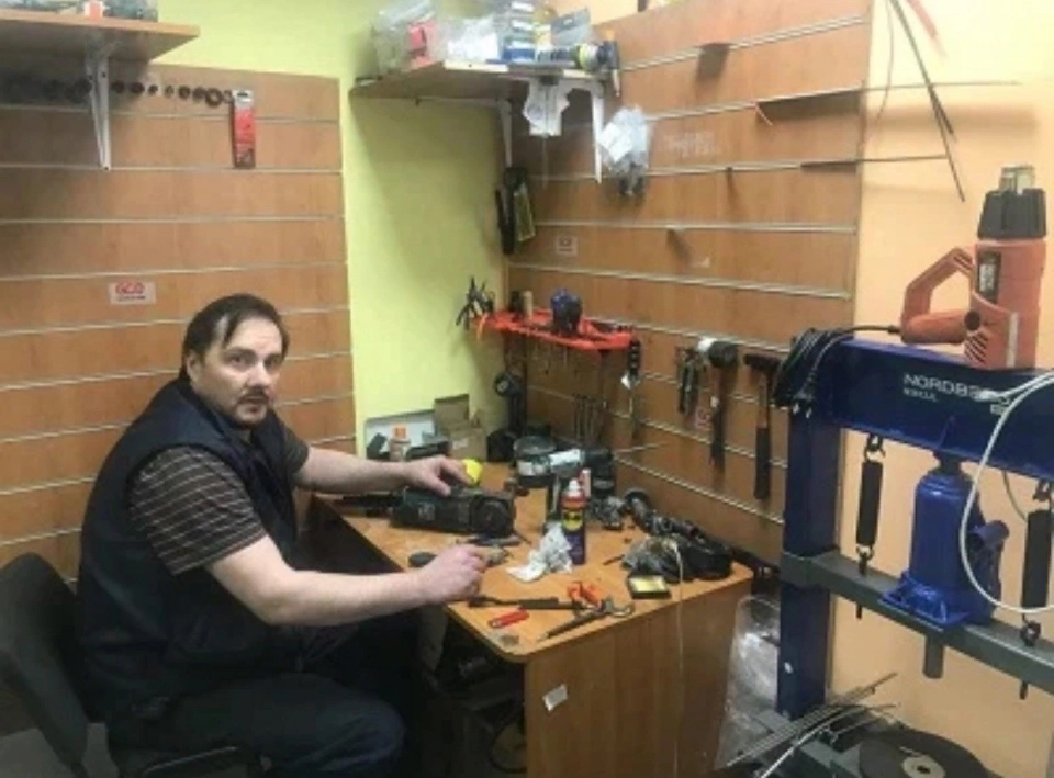 Виктор Лебедев — мастер по ремонту шуруповертов