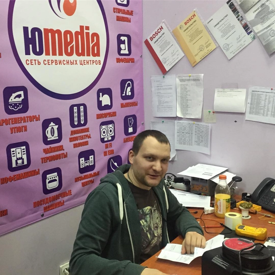 Михаил Кузнецов — мастер по ремонту сотовых телефонов