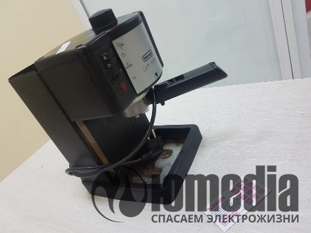 Всё практически снято клиентом. Разбиралась клиентом, принята без крышки. Со слов клиента вылетела трубка высокого давления, вода не идёт, нехватает болтов. Клиент просит заменить болты на обычные