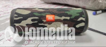 хрипит при громком звуке