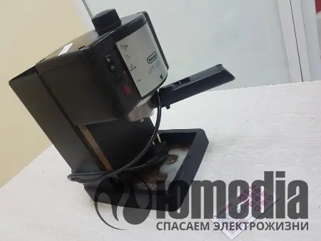 Всё практически снято клиентом. Разбиралась клиентом, принята без крышки. Со слов клиента вылетела трубка высокого давления, вода не идёт, нехватает болтов. Клиент просит заменить болты на обычные