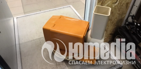 Чуть гудит и не крутит.