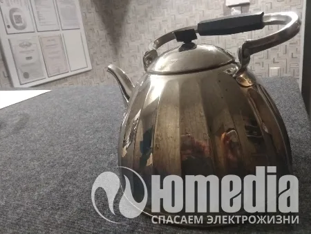 подтекает, капает с него.
И просят приклеить ручку к крышке