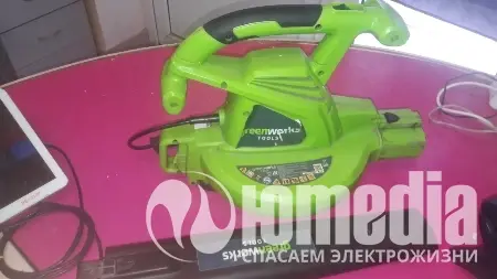 При работе искрит