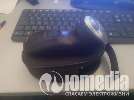 Не заряжается.  Работает только от сети. 
Очень слабо крутится.  При прижимании останавливается.