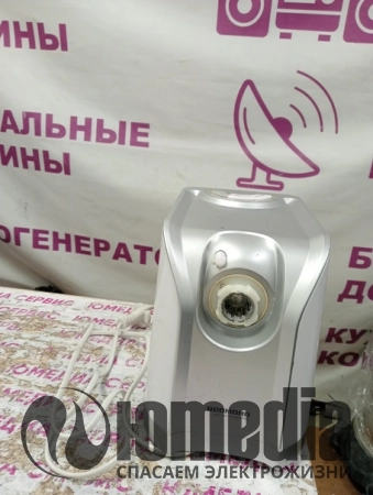 Не включается, после попадания влаги. Когда работал, виднелся маленький дымок