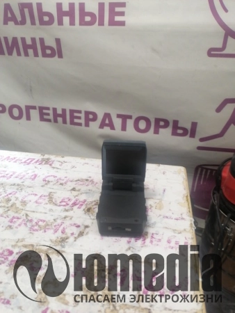 После того, как вынимают зарядку, через 2-3 минуты начинает гореть индикатор перечеркнутой батареи