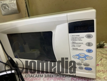 при работе очень сильно шумит даже больше похож на металлический треск