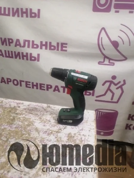 Не откручивает и не закручивает, видны искры и пахнет горелым