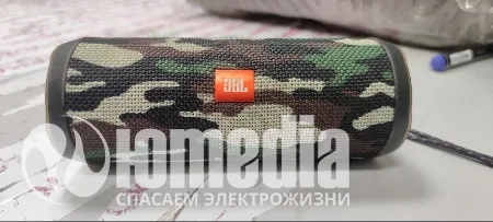 хрипит при громком звуке