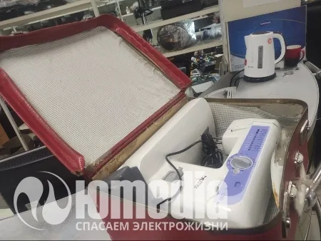 Сломан держатель иглы находиться в месте хранения шпулек.