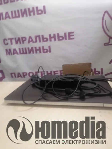 Под определенным углом зарядки, начинает заряжаться. Иногда зарядка отходит