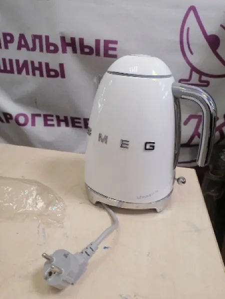 Течет/ либо по пластику индикатора жидкости, либо по железке/ работает нагревает