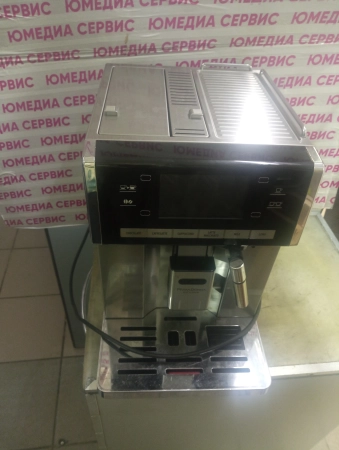 Мелет, варит, но в чашку чуть, остальное сливает внутрь аппарата