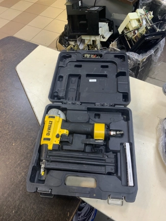 Пневмоинструмент DeWALT DWFP12233