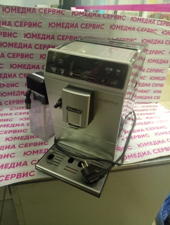 Мелет кофе и скидывает в отсек для отработанного. Полное ТО, чистка
