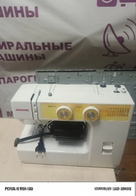 Не работает лампочка, не крутиться колесико, которое предает крутящий момент на вал. Одна из петлей, где фиксируется нитка застряла