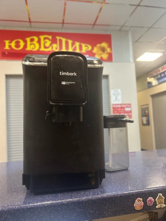 Не подает холодное молоко и не пенит.  Пишет , что нужна очистка, чистили.