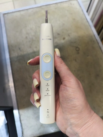 Ремонт электрических зубных щеток Philips HX684B