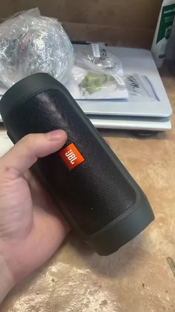 Колонка JBL не держит заряд